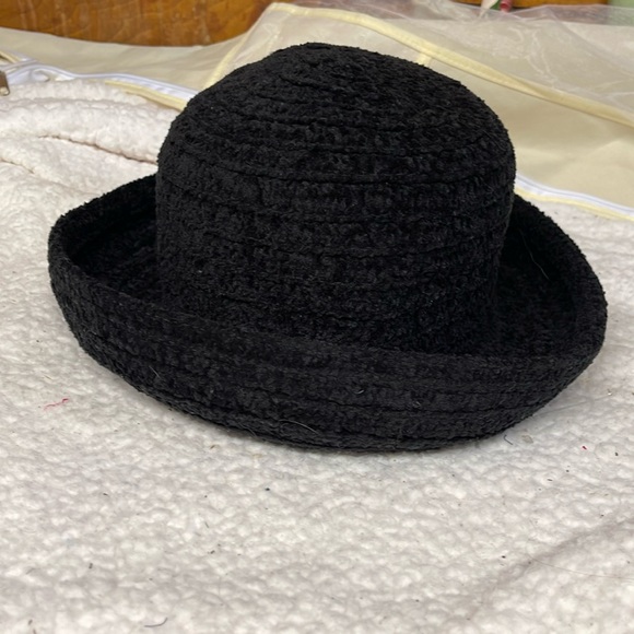 BETMAR New York Accessories - BETMAR New York Black Poly/Acr Flexible Chenille Type Hat